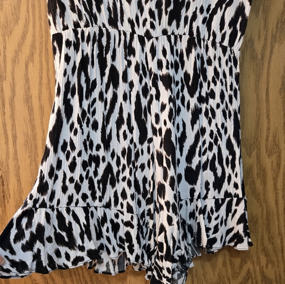Pretty black and white shorts romper with tie front and pockets. Great shape. - Picture 8 of 10